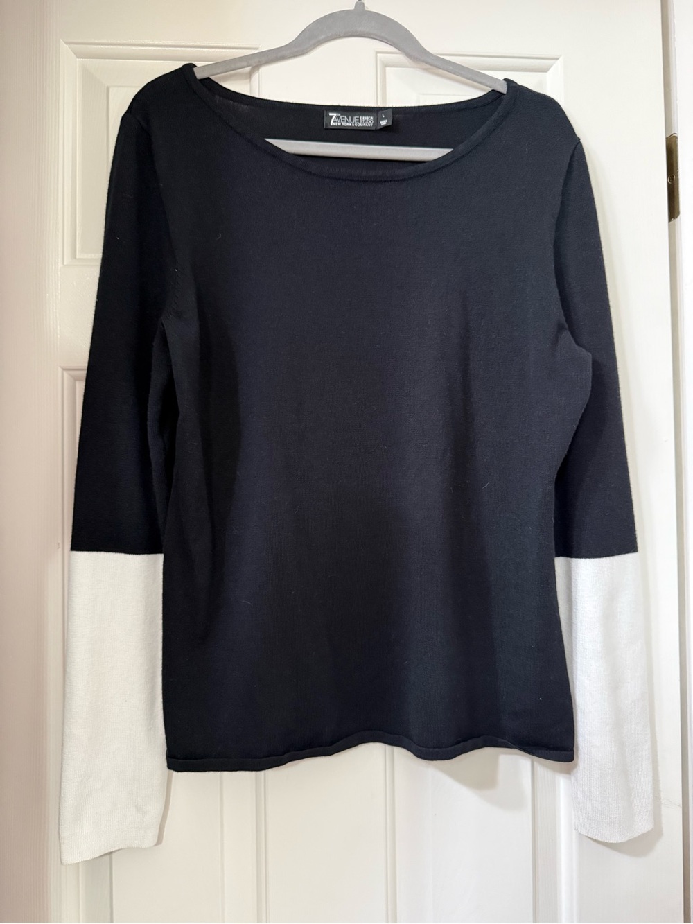 7th Ave Design Studio Black Long-Sleeve Sweater with White Color-block Sleeves